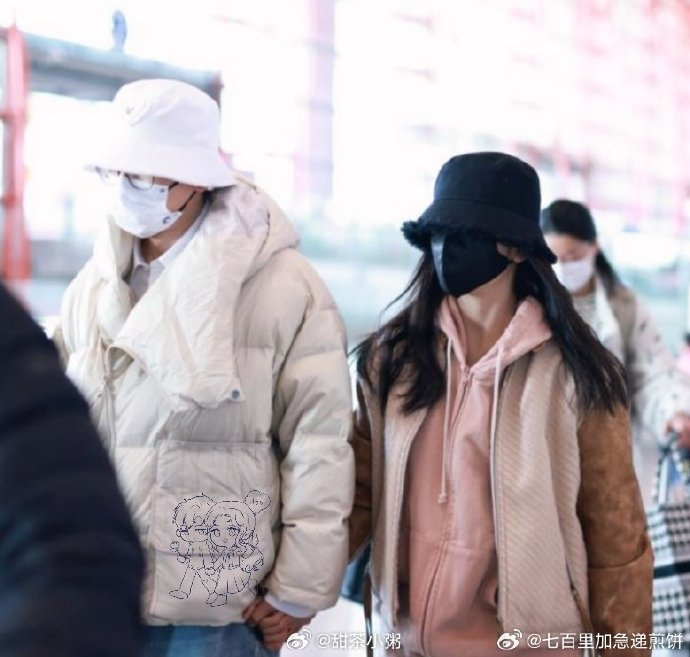 张杰谢娜牵手一起回家过年,龙年的第一颗糖是真夫妻的