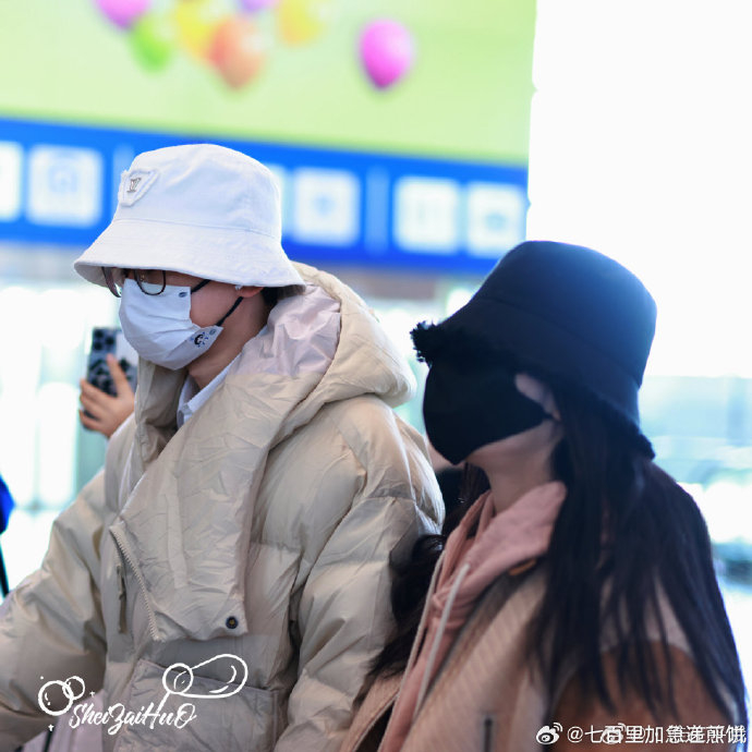 张杰谢娜牵手一起回家过年,龙年的第一颗糖是真夫妻的