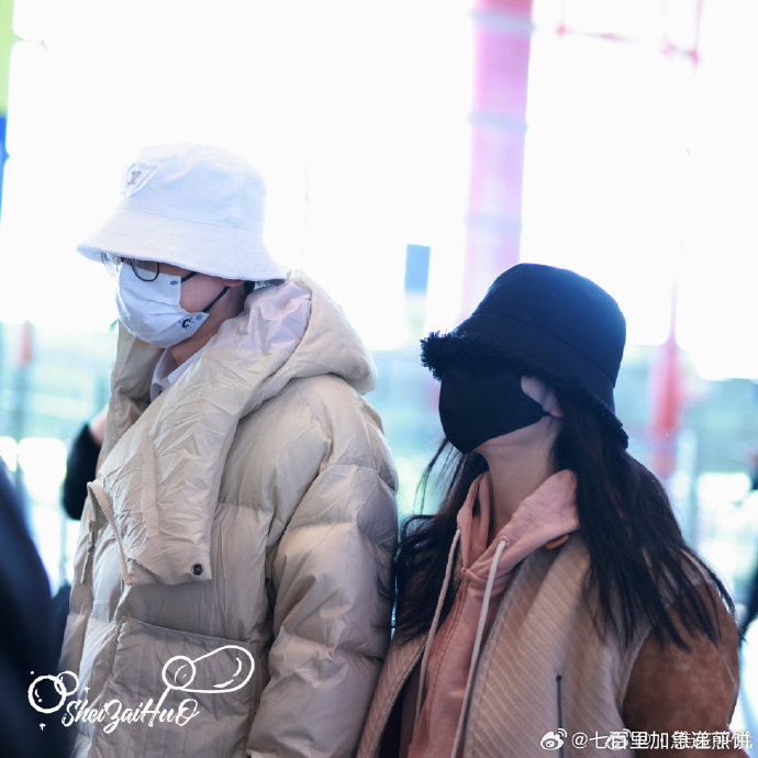 张杰谢娜牵手一起回家过年,龙年的第一颗糖是真夫妻的