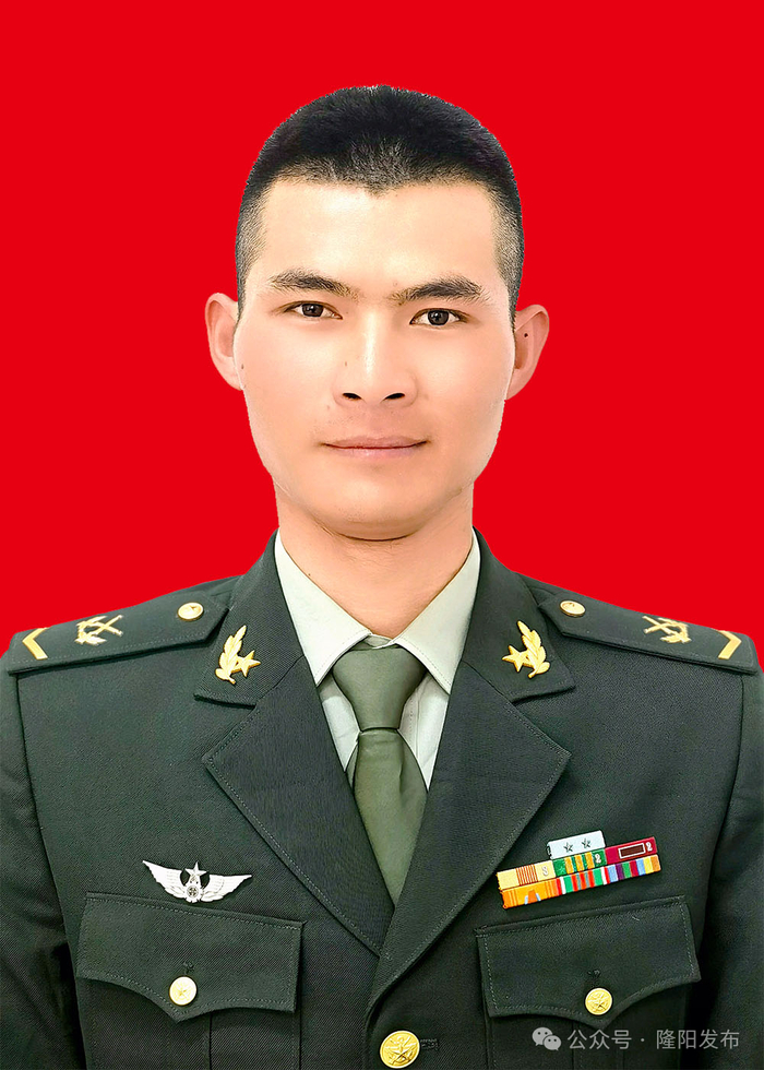 中共党员,2017年9月入伍,现服役于中国人民解放军陆军某部,中士军衔
