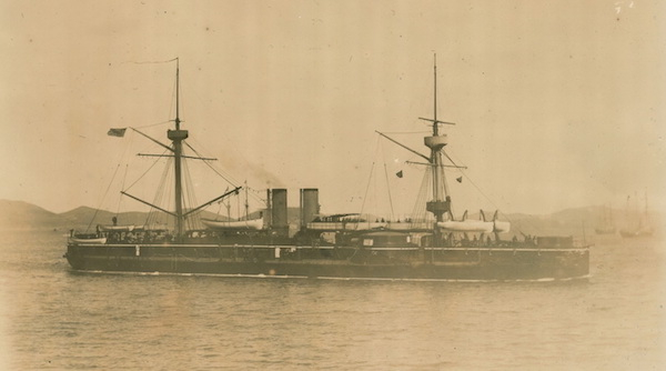 1889年后，“镇远”在后桅斜桁升挂长方形龙旗