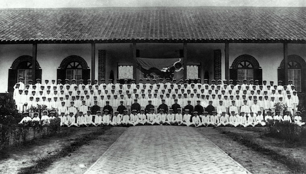 烟台海军学校悬挂的龙旗