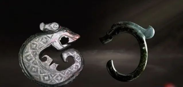 左为河南安阳妇好墓出土的商朝玉龙，右为红山玉龙。图源 | 《玉石记·神玉寻踪》