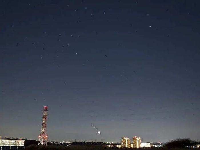 箭头所指的就是东京看到的老人星（点击可看大图，使劲找）丨wikimedia commons/Nikm