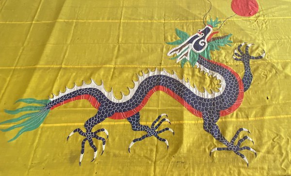 旅顺博物馆馆收藏的双面贴布龙旗