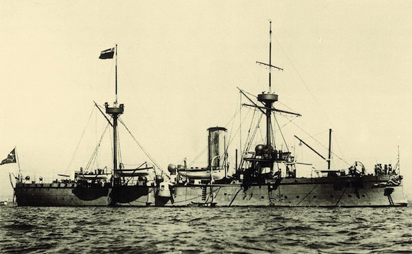 “靖远”回国途中，舰尾挂三角龙旗