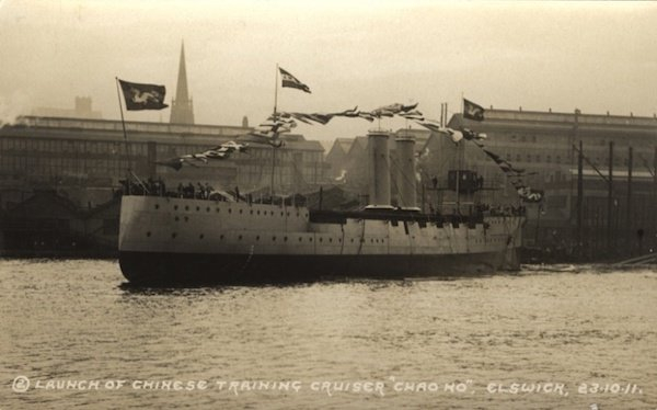 1911年10月23日，清政府在英国订购的“肇和”巡洋舰下水，舰尾挂龙旗