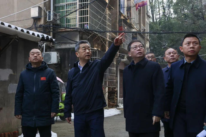 陈竞:确保全市人民度过一个欢乐祥和安全的新春佳节