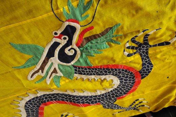 双面贴布工艺很精美，龙角不夸张，龙须为绣制