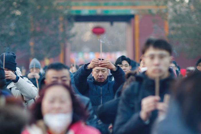 2024年2月10日，市民在北京雍和宫祈福。 中新社记者 韩海丹 图