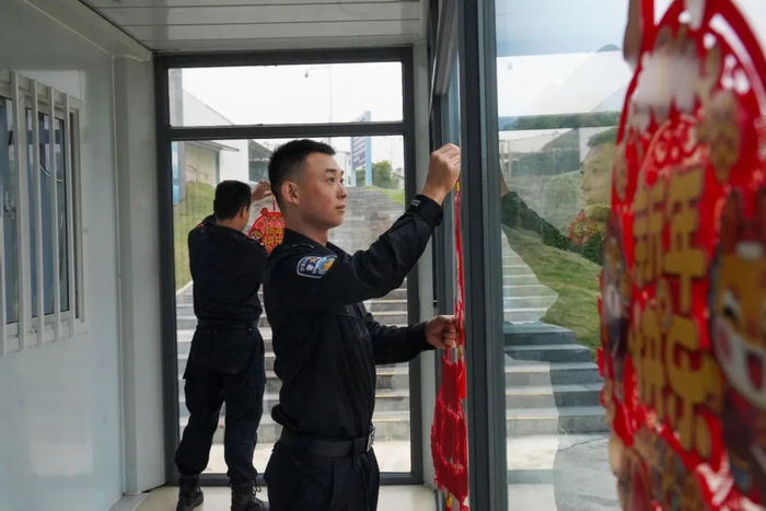 【听坚守的故事】"警察蓝"守护"中国红"__财经头条