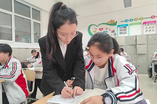 "带着妈妈上大学"的哈师大女孩,在央视春晚向大家拜年啦!
