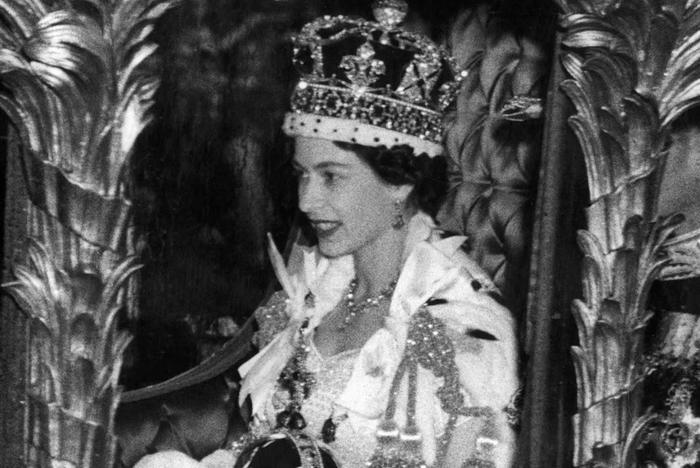 1953年，伊丽莎白女王在登基加冕仪式上