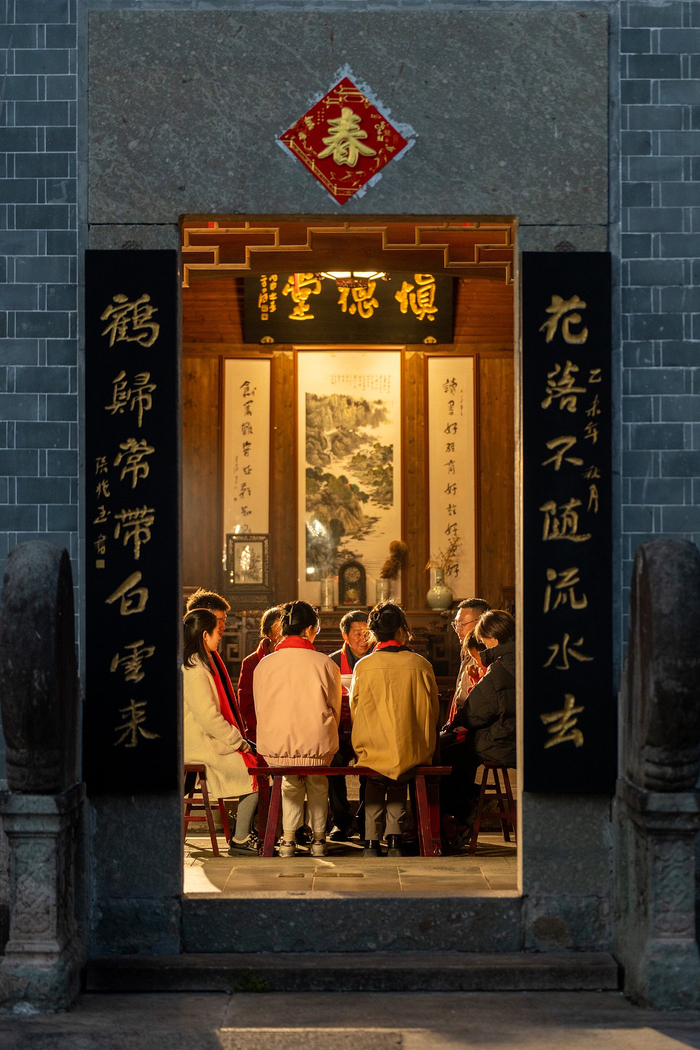 安徽黄山，一家人吃年夜饭。