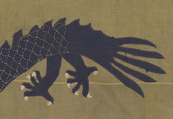 龙鳞是用白线在青布上绣出的