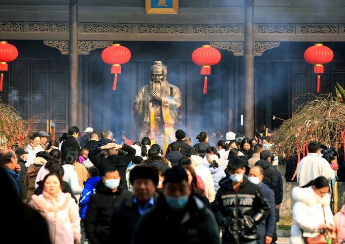 2024年2月10日，江苏淮安，当日大年初一，市民在清江文庙焚香祈愿。