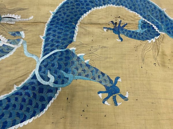 龙鳞用色丰富，龙腿粗壮