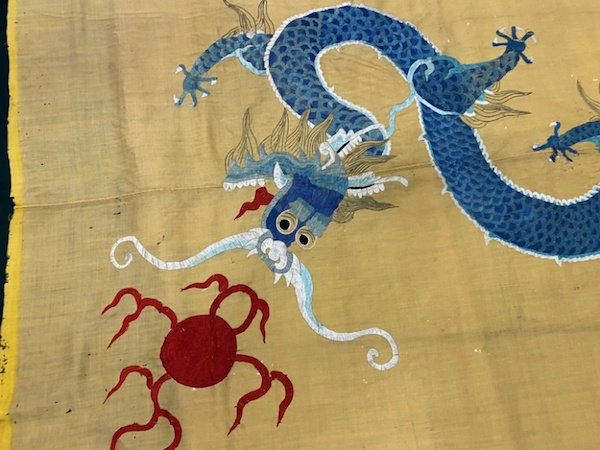 龙珠有火焰纹，龙须生动，龙角不显眼