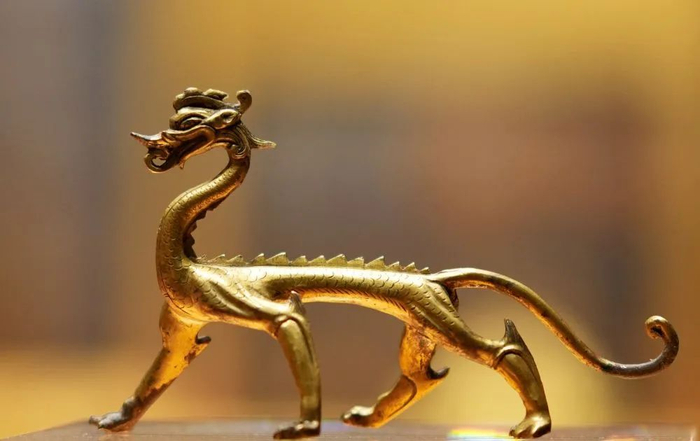 2022年4月13日，在西安博物院展出的唐代鎏金走龙。摄影 | 新华社记者 李一博