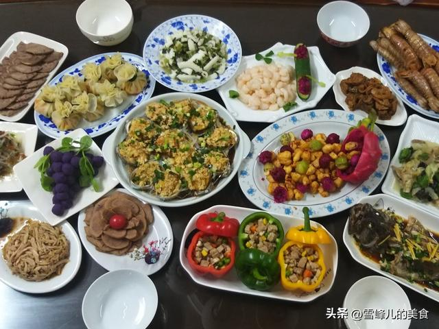 这一桌是年夜饭中比较好看的年夜饭,摆盘精致,每一道菜都经过小心思的
