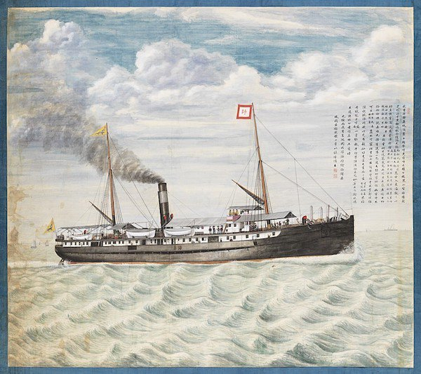 “海晏”轮后桅和船尾悬挂三角龙旗