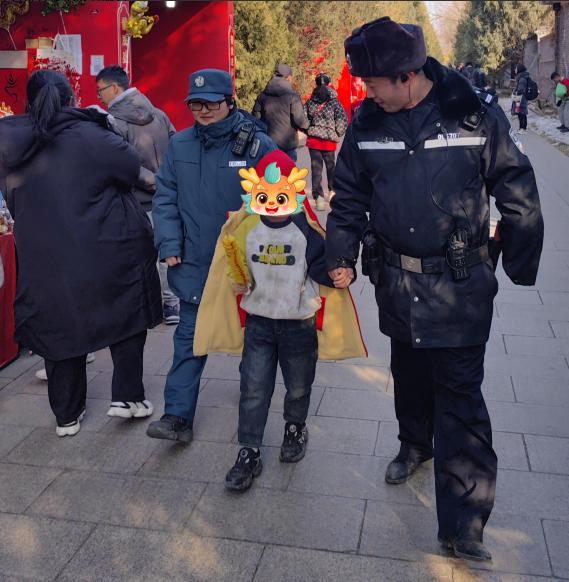 "捡"孩子,办证件…北京民警春节假期提供暖心服务