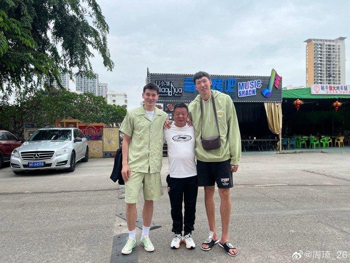 直播吧2月10日讯 广东男篮球员周琦更新社媒,晒出与新疆男篮球员