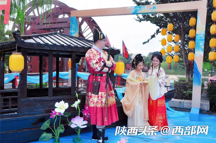 大年初一西安汉城湖景区新春文化活动游人如织