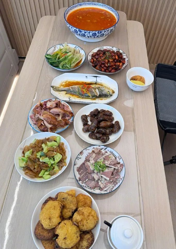 黄晓明春节不回老家!在剧组过年7人吃8菜1汤,生活节俭工作努力