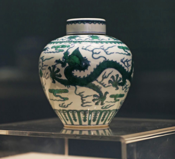 2024年1月19日，沈阳故宫博物院藏乾隆款绿釉龙云纹盖罐。摄影 | 新华社记者 杨青