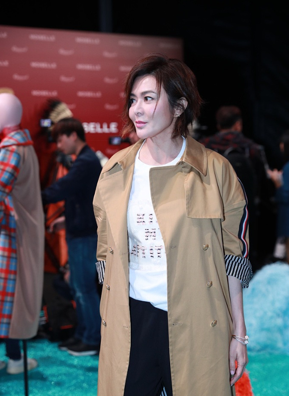 61岁关之琳换了微卷短发减龄15岁,穿风衣 白t恤,完全没有大妈味