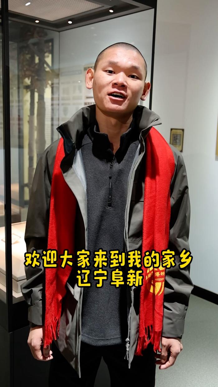 龍年春節之際,他回到了家鄉遼寧阜新,與親人,父老鄉親們共度佳節.