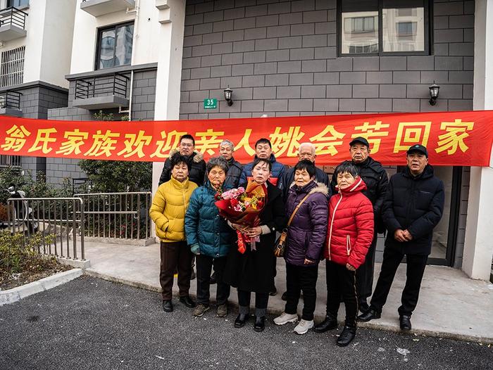 姚会芳在上海宝山和家人团聚。