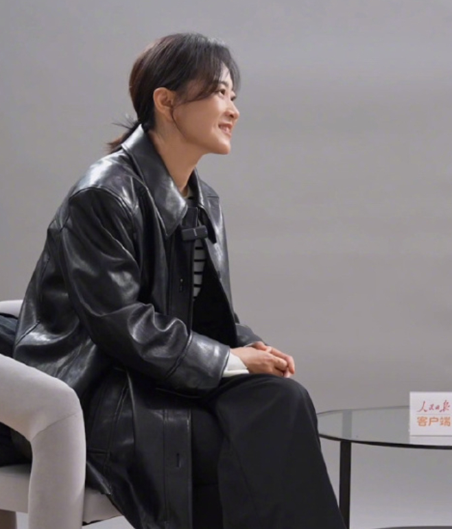 但是从贾玲2月25日感慨自己终于可以跷二郎腿看,她的原始体重应该更高