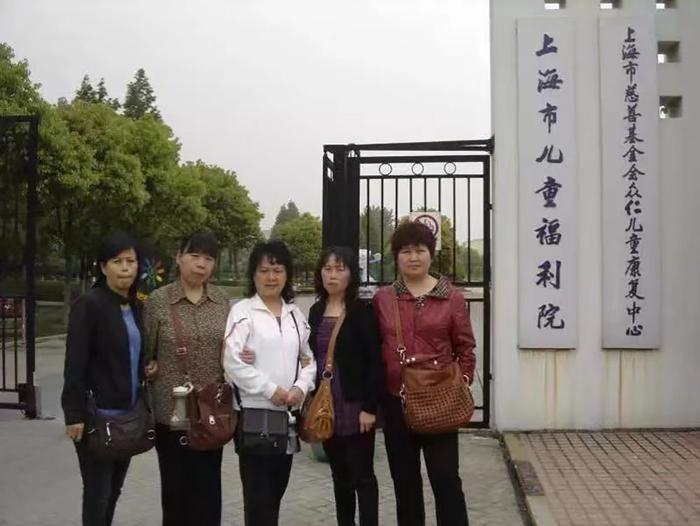 姚会芳（右二）与其他寻亲东说念主在上海市儿童福利院门口合影，相片拍摄于2008年、2009年傍边。