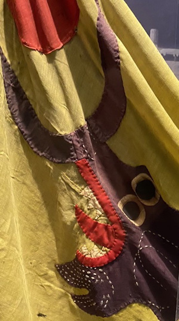 此旗工艺简单，贴布用色单调，针脚粗劣