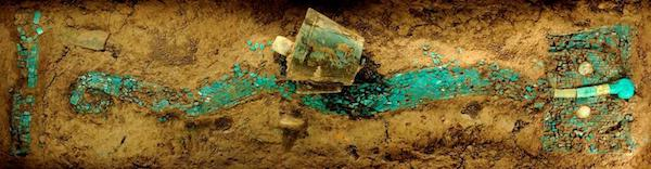 洛阳偃师二里头出土的绿松石龙形器