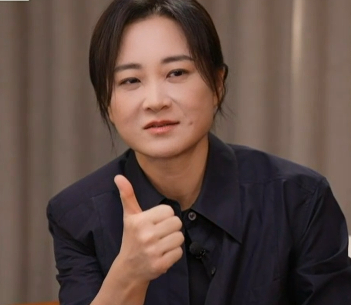 贾玲公开露面来了比电影里还要消瘦谈到减肥过程一度哽咽