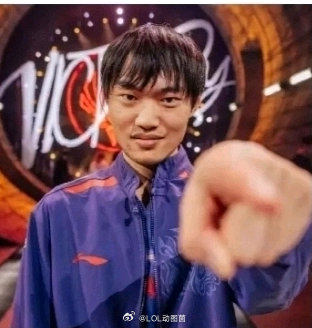 大飞的这个新发型还不错么,干净清爽,咱们的选手能不能学学?