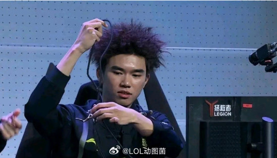 大飞的这个新发型还不错么,干净清爽,咱们的选手能不能学学?