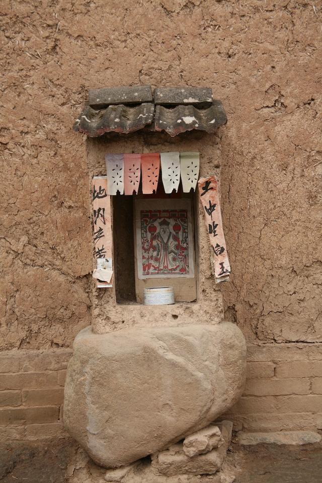 图1 凤翔民居大门外供奉的土地神龛