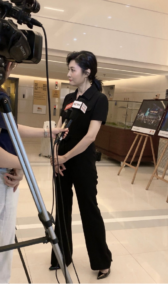 连帽卫衣 运动裤 低马尾,时髦又洋气|周涛|穿搭|卫衣_新浪新闻