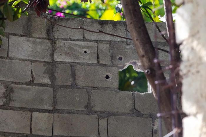 当地时间2021年7月7日，海地太子港，海地总统莫伊兹在私人寓所中遭袭身亡。图为满是弹痕的住所。图/IC photo