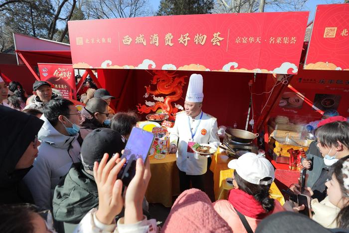 中国烹饪大师、同春园江苏菜制作技艺第三代传承人王鸿庆现场表演炒鳝糊。受访者供图