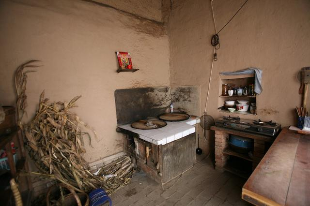 图26 凤翔民居厨房中祭祀的“灶王”