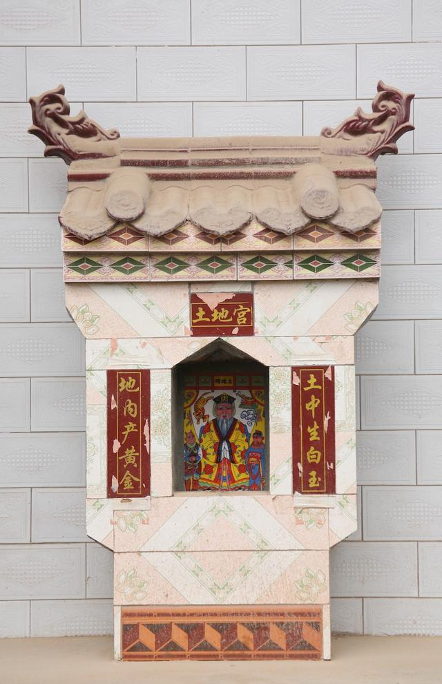 图27 凤翔当地如今用瓷砖垒砌的土地神龛