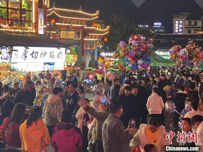 图为广西阳朔西街人山人海，客流如织。周利朔 摄