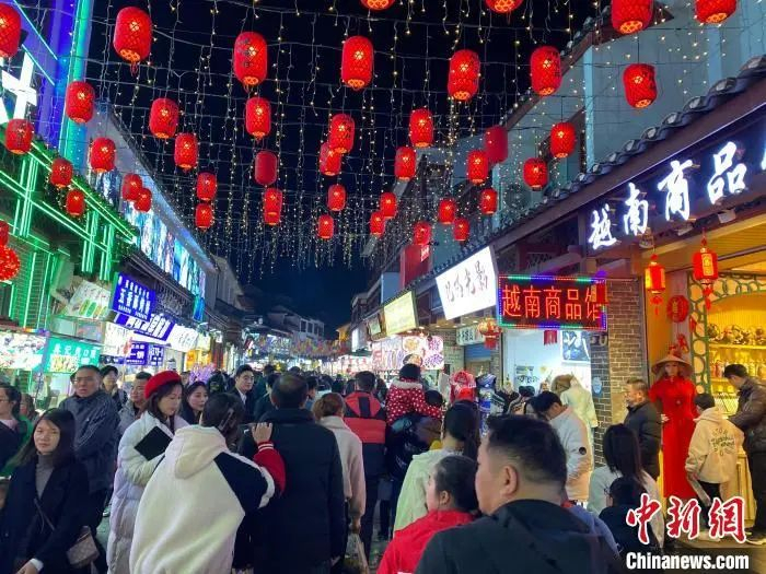 图为广西阳朔西街人山人海，客流如织。周利朔 摄