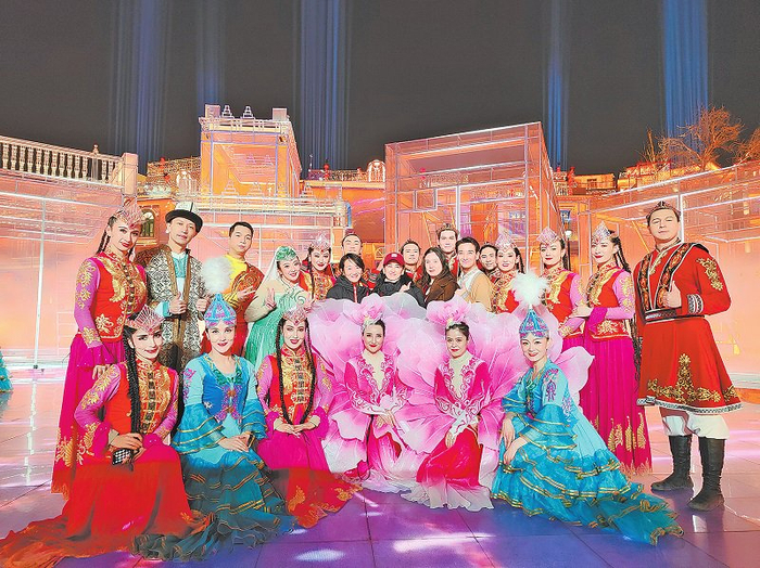 2月9日，在央视春晚喀什分会场，乌鲁木齐市艺术剧院部分演员合影留念。 （市艺术剧院供图）