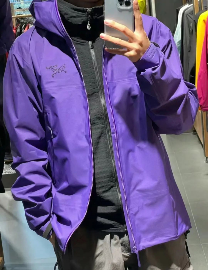 冲锋衣徒步耐磨吗